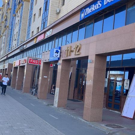 Уютная Квартира С Террасой В Сердце Столицы Apartment Taldykol Bagian luar foto