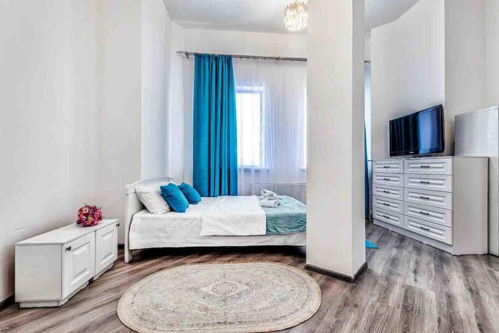 Уютная Квартира С Террасой В Сердце Столицы Apartment Taldykol Bagian luar foto