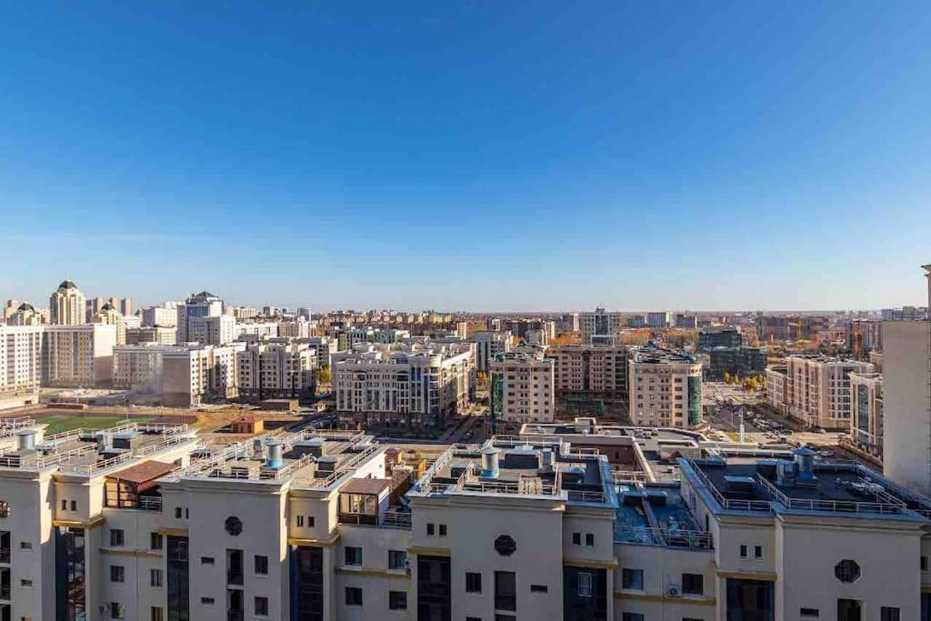 Уютная Квартира С Террасой В Сердце Столицы Apartment Taldykol Bagian luar foto