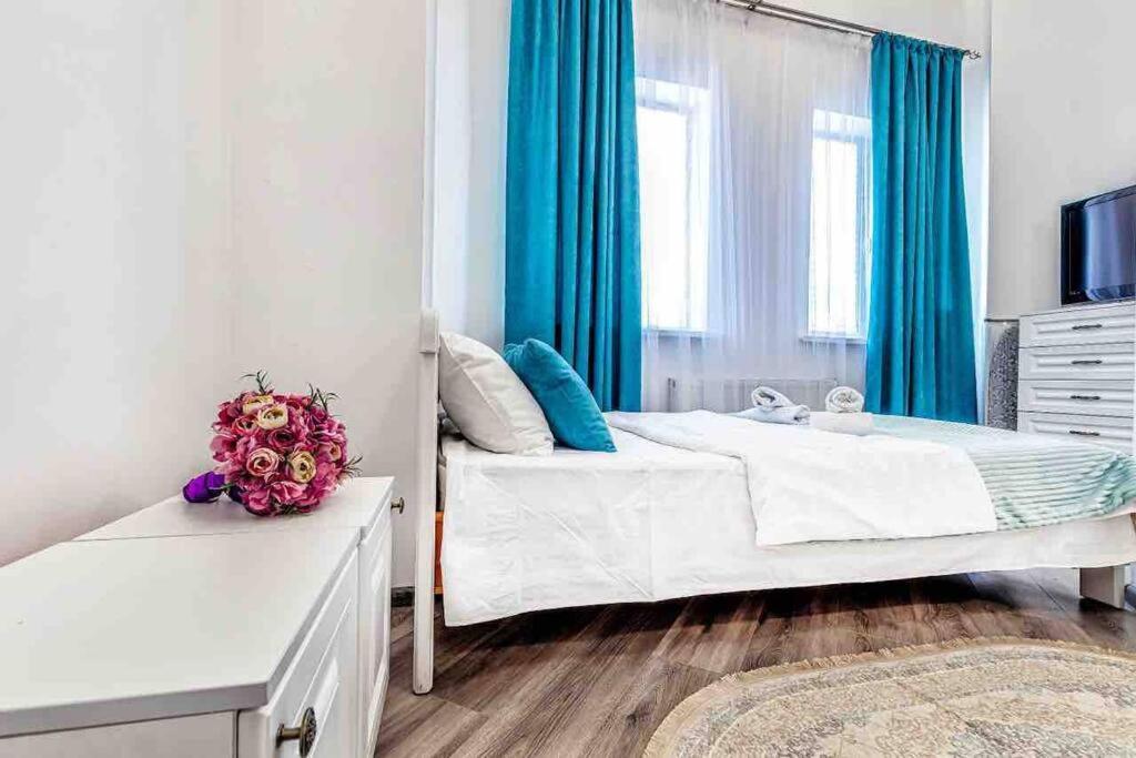 Уютная Квартира С Террасой В Сердце Столицы Apartment Taldykol Bagian luar foto