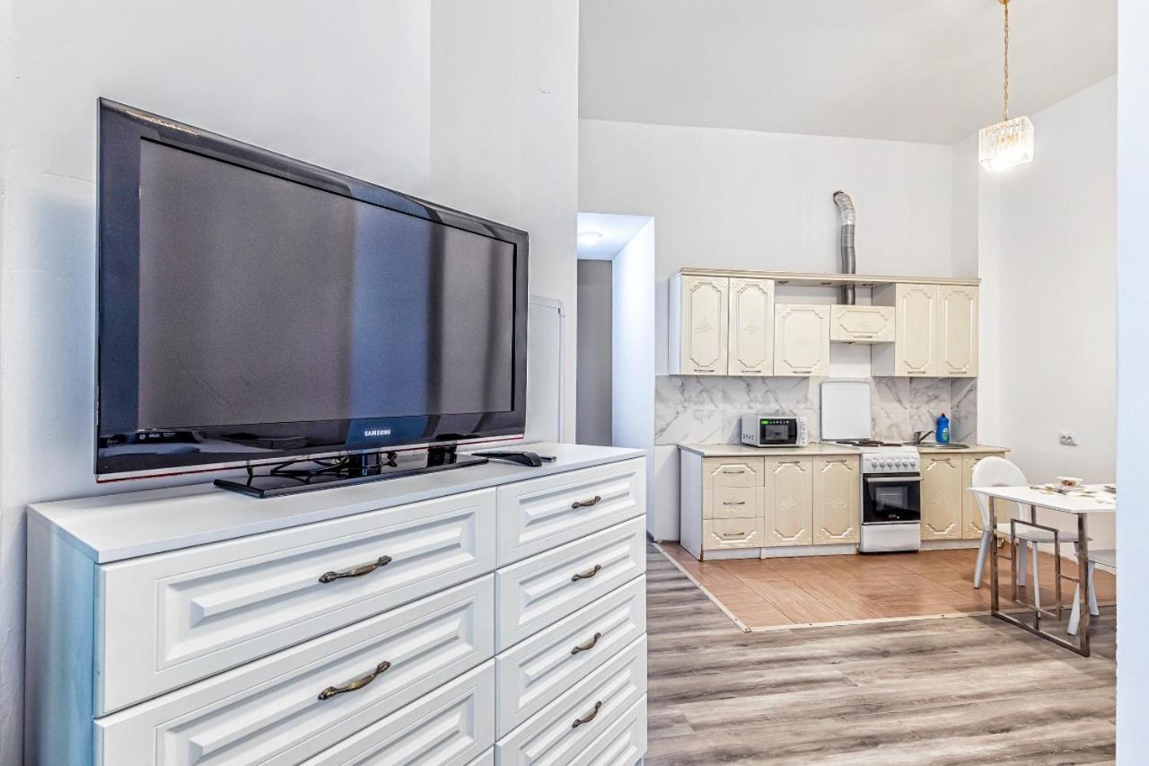 Уютная Квартира С Террасой В Сердце Столицы Apartment Taldykol Bagian luar foto