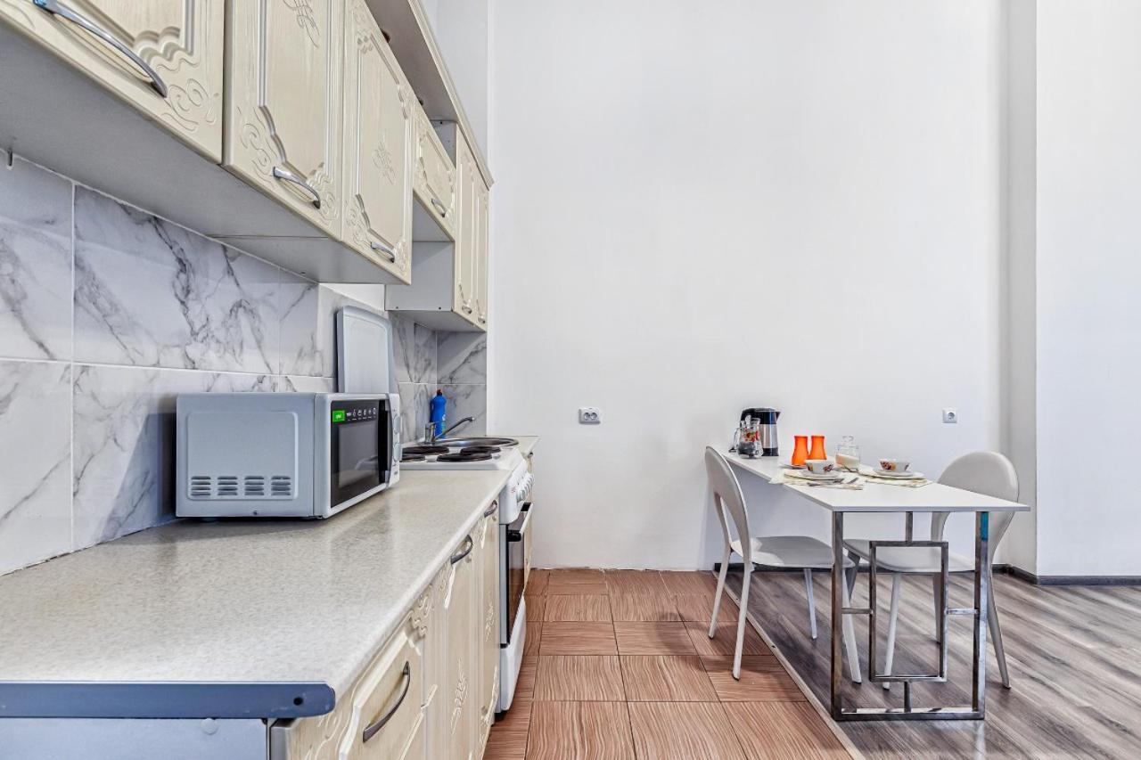 Уютная Квартира С Террасой В Сердце Столицы Apartment Taldykol Bagian luar foto